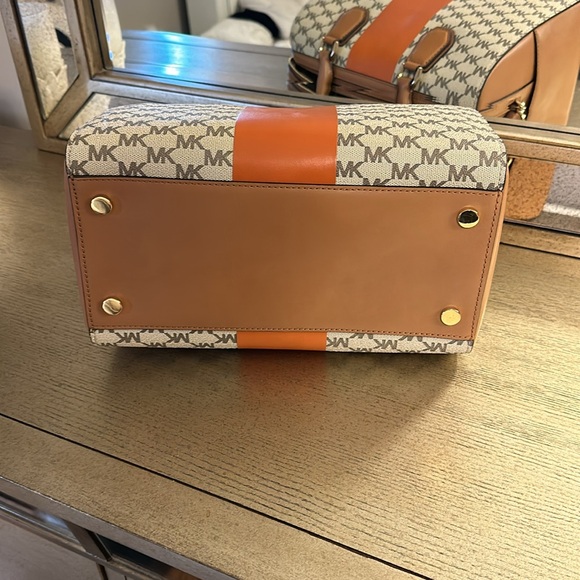 Michael Kors burnt orange and monogram handbag with shoulder strap! - Picture 7 of 9